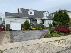 40 Lorraine Rd in Island Park, NY - Building Photo