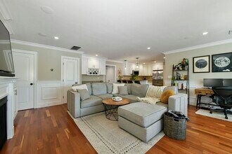 49 L St, Unit 5 in Boston, MA - Foto de edificio - Building Photo