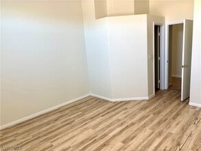 8128 W Back Packer Ct in Las Vegas, NV - Building Photo - Building Photo