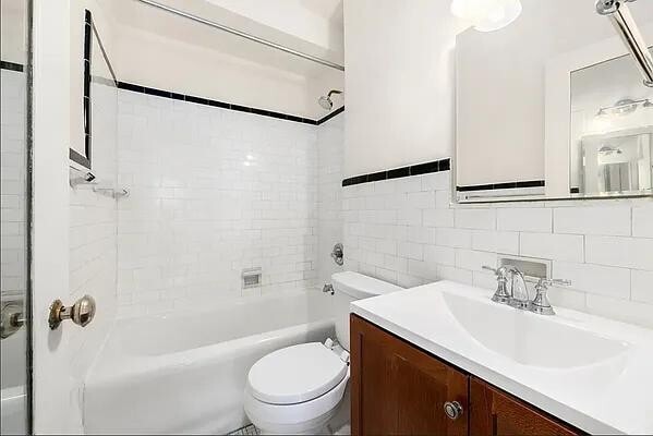 24 Fifth Avenue in New York, NY - Building Photo - Building Photo