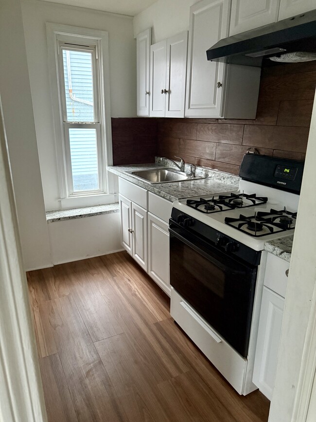 198 Belleville Rd, Unit Apt-3 in New Bedford, MA - Foto de edificio - Building Photo