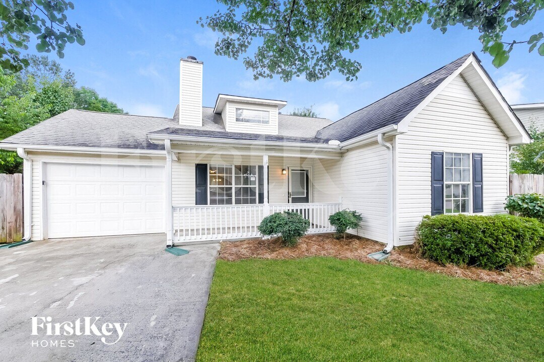 1296 N Hampton Dr in Hampton, GA - Foto de edificio