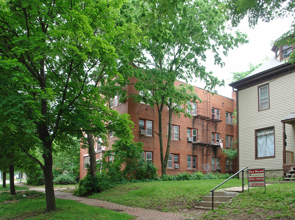 1343 Tennessee St in Lawrence, KS - Foto de edificio