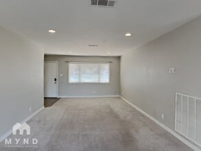 1013 James Lovell St in Las Vegas, NV - Foto de edificio - Building Photo