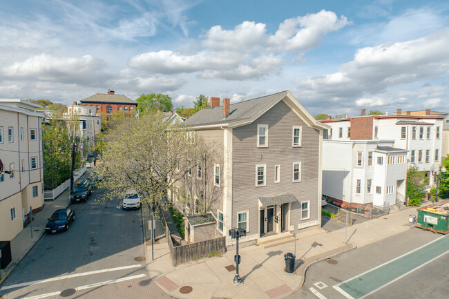 565 Somerville Ave in Somerville, MA - Foto de edificio - Building Photo