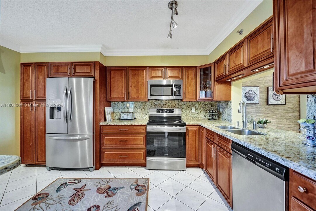 2206 S Cypress Bend Dr in Pompano Beach, FL - Building Photo
