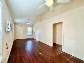 2205 Tierwester St in Houston, TX - Foto de edificio - Building Photo