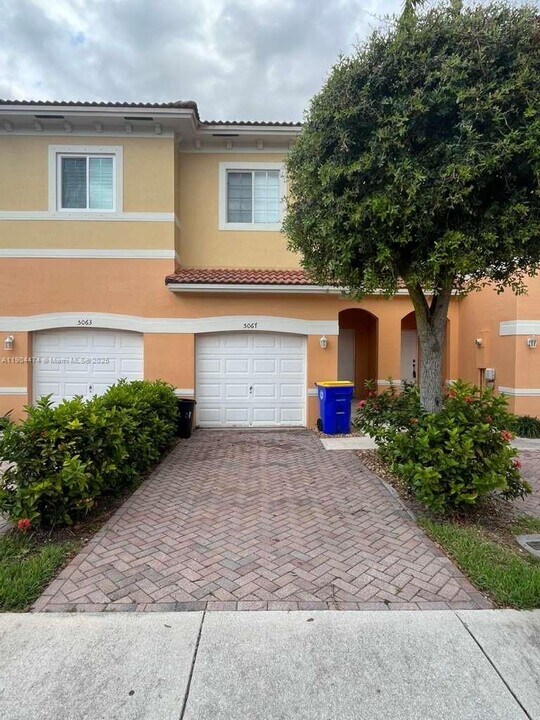 5067 SE Mariner Garden Cir in Stuart, FL - Building Photo