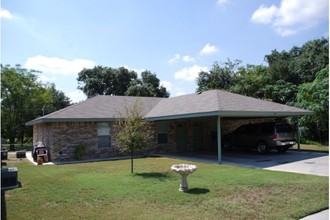 124-132 S Mansfield St in Pleasanton, TX - Foto de edificio - Building Photo