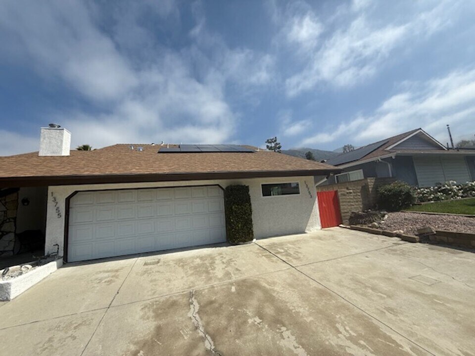 13753 Aldergrove St in Los Angeles, CA - Building Photo
