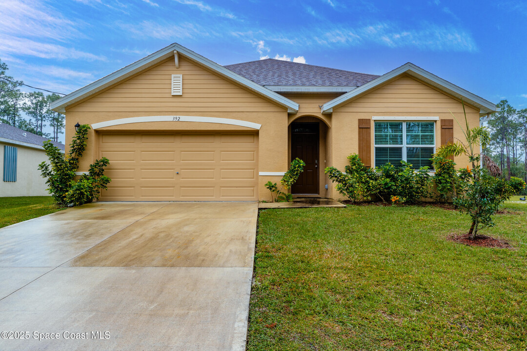 392 Ocarina St SW in Palm Bay, FL - Foto de edificio