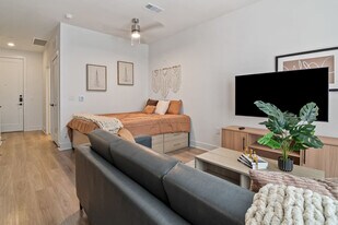 701 Richmond Ave. in Houston, TX - Building Photo