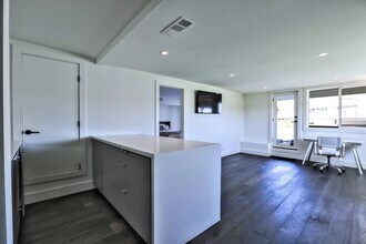 686 Port Dr, Unit 1 in San Mateo, CA - Foto de edificio - Building Photo