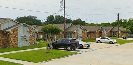 1749 E Henderson Rd in Angleton, TX - Building Photo - Building Photo