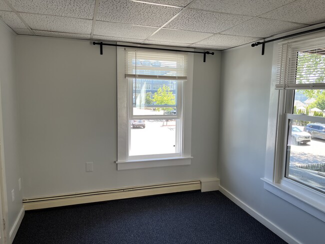 84 W Wharf Rd, Unit #4 in Madison, CT - Foto de edificio - Building Photo
