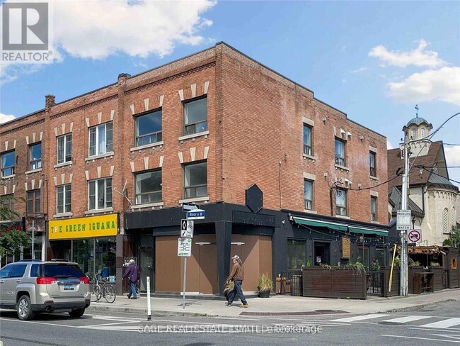 946 Bloor St W