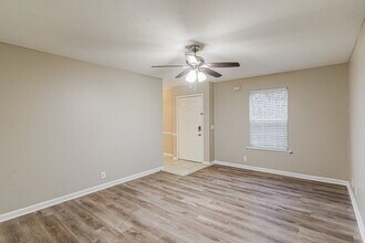 1043 Tom Hailey Blvd in La Vergne, TN - Foto de edificio - Building Photo