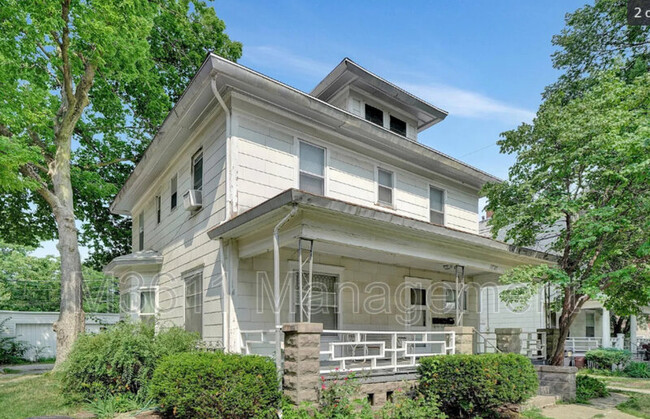 1727 S 13th St in Lincoln, NE - Foto de edificio - Building Photo