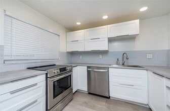 8875b Fontainebleau Blvd in Miami, FL - Building Photo - Building Photo