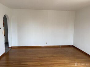 123 Heald St, Unit F1 in Carteret, NJ - Foto de edificio - Building Photo