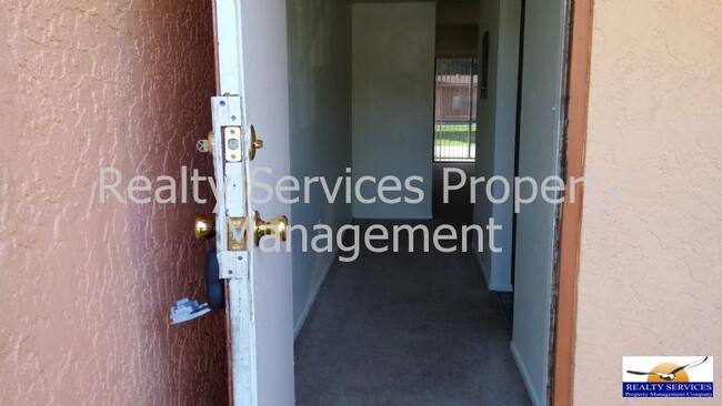 2650 Park Windsor Park-Unit -107 in Ft. Myers, FL - Foto de edificio - Building Photo