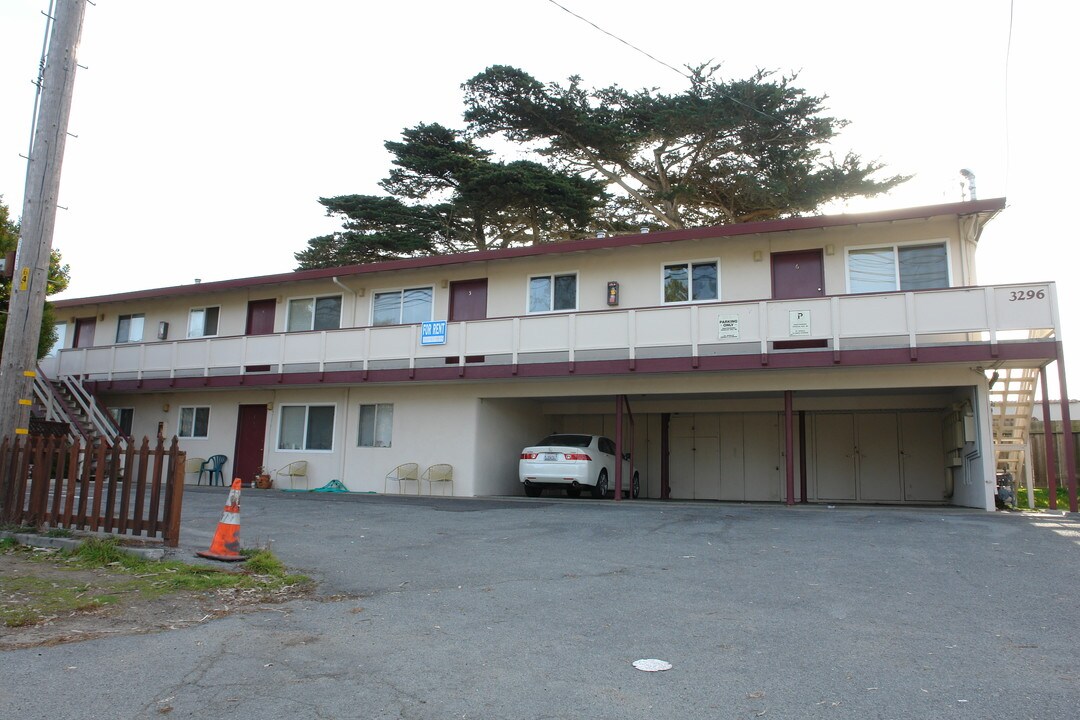 3296 Del Monte Blvd in Marina, CA - Building Photo