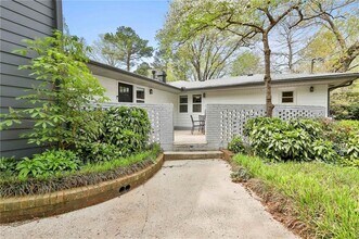 2037 Lively Ridge Rd NE in Atlanta, GA - Building Photo - Building Photo