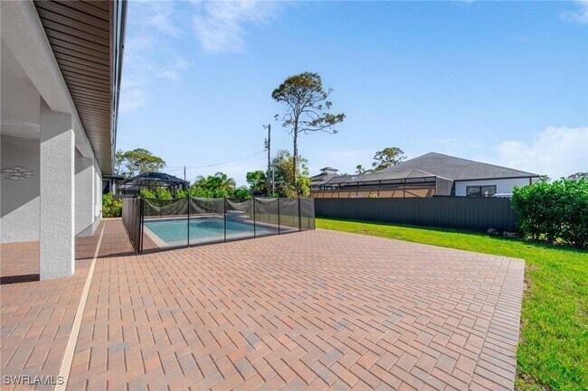 4665 Key Largo Ln in Bonita Springs, FL - Building Photo - Building Photo