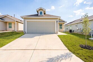 4546 Glades Wy in San Antonio, TX - Building Photo - Building Photo