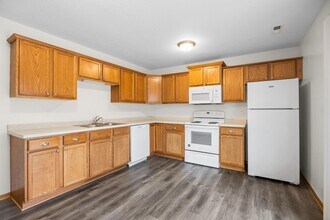 825 Parker Blvd, Unit 204 in Polk City, IA - Foto de edificio - Building Photo