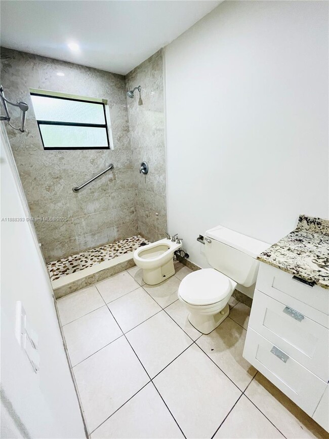 2460 SW 16th St in Miami, FL - Building Photo - Building Photo