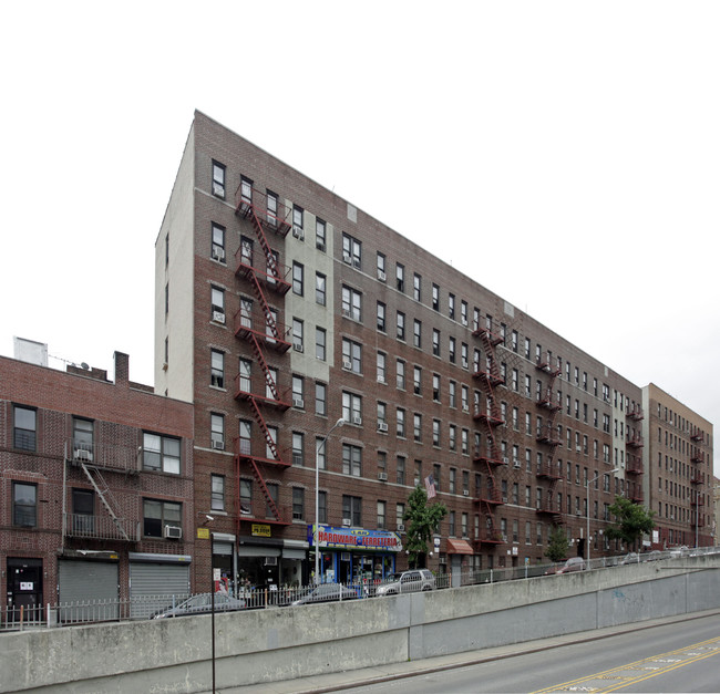 220-226 E 204th St in Bronx, NY - Building Photo - Building Photo