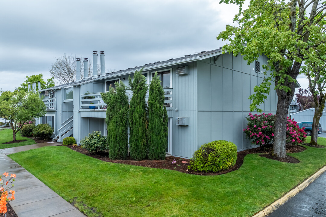 The Pointe Condominiums in Springfield, OR - Building Photo