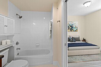 115 SW 11th St, Unit 605 in Miami, FL - Building Photo - Building Photo