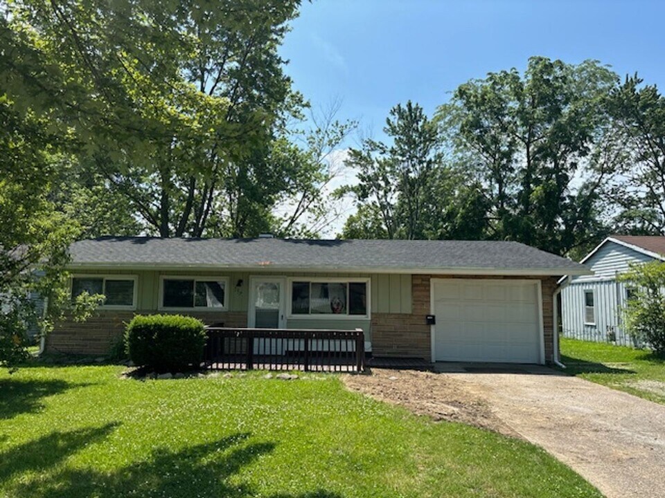 559 Keys Dr in Elyria, OH - Building Photo