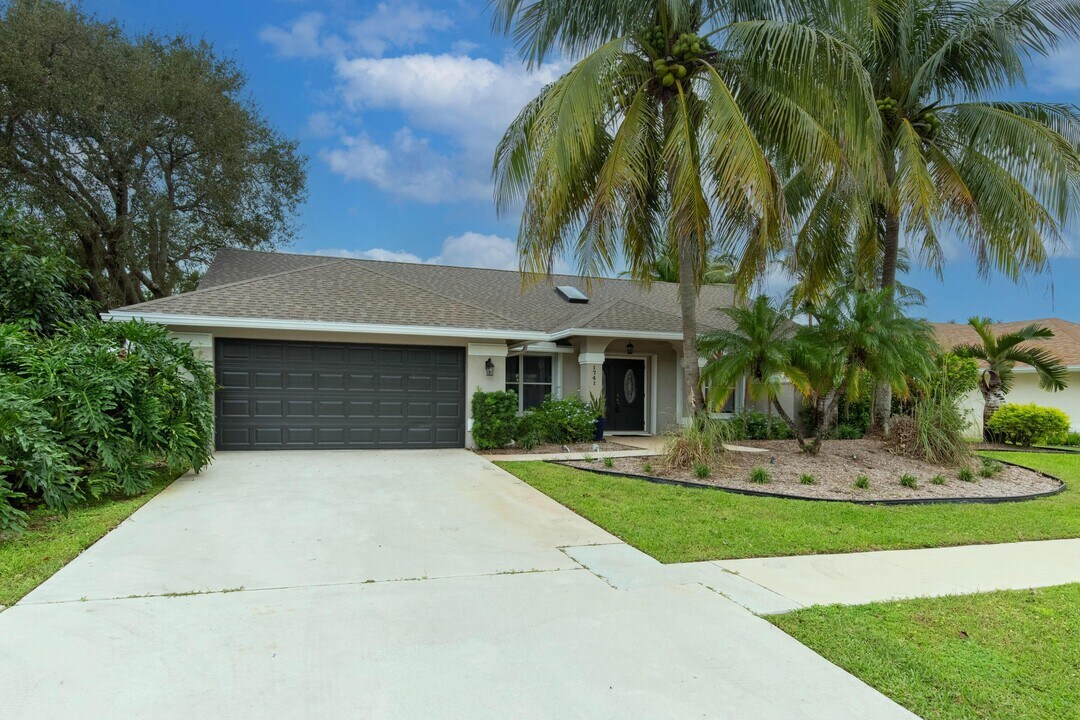 1741 Grantham Dr in Wellington, FL - Building Photo