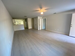 987 Flomich St in Holly Hill, FL - Foto de edificio - Building Photo