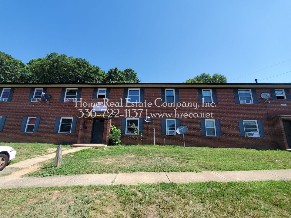 615 W Twenty-Third St in Winston-Salem, NC - Foto de edificio