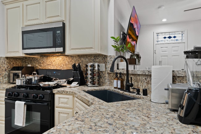 26947 Hillsborough Pkwy in Santa Clarita, CA - Foto de edificio - Building Photo