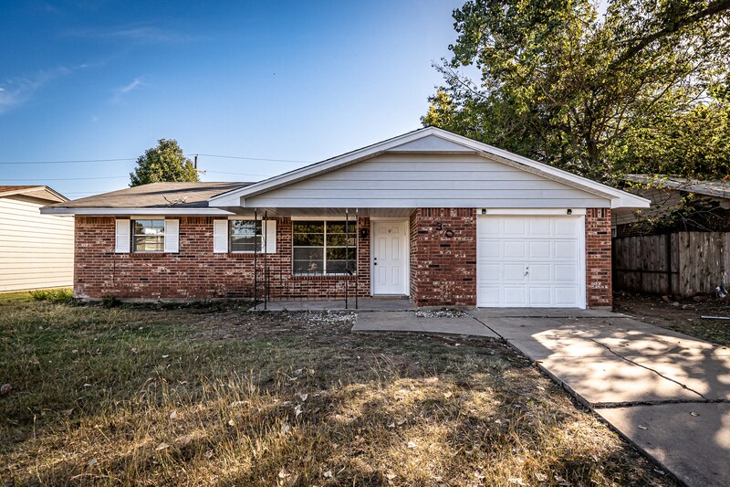 305 NE Angus St in Lawton, OK - Building Photo