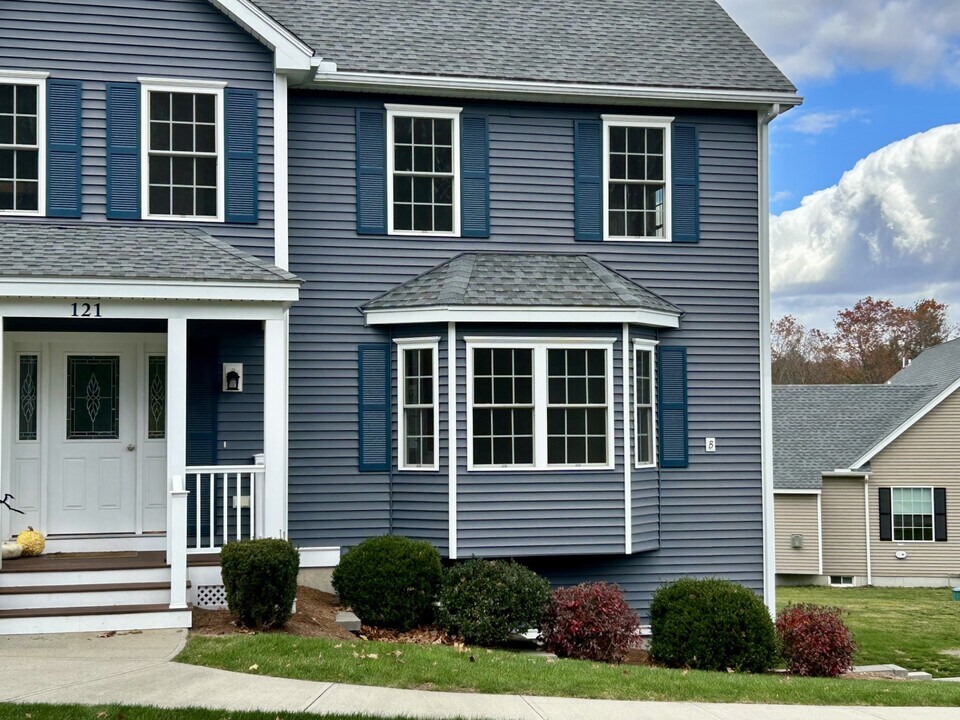 121B Robin Hill Dr in Groton, MA - Foto de edificio
