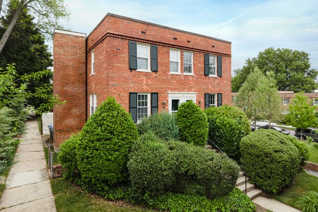 Arlington Village in Arlington, VA - Foto de edificio - Building Photo