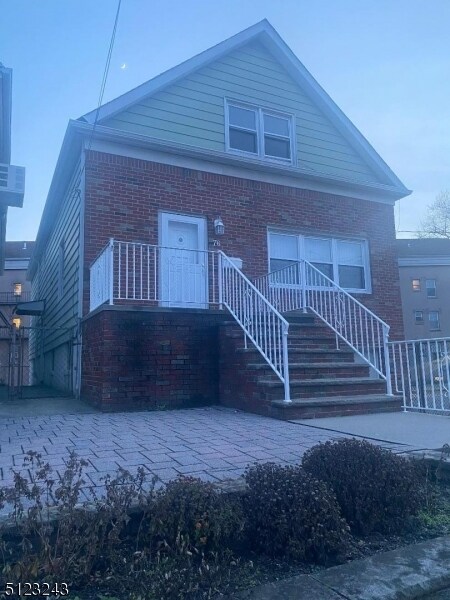 76 W 2nd St-Unit -2 in Bayonne, NJ - Building Photo