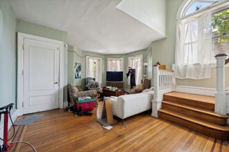 5049 Spruce St in Philadelphia, PA - Building Photo - Interior Photo