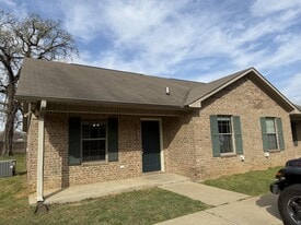 2415 Laurel St in Texarkana, AR - Building Photo