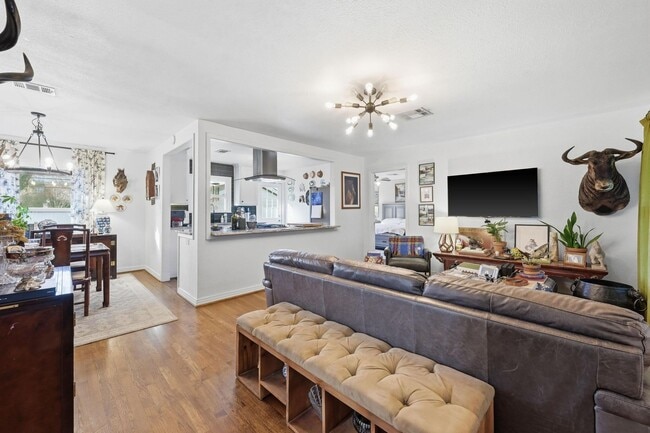 3826 Lenel Dr in Dallas, TX - Building Photo - Building Photo