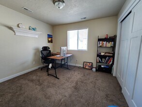 1062 W Stonehaven Dr in North Salt Lake, UT - Building Photo - Building Photo