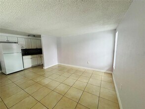 1310 Lexington Ct in Tampa, FL - Building Photo - Building Photo