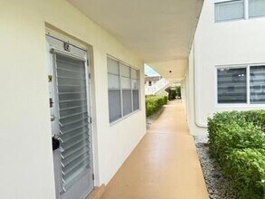 145 Dorchester E, Unit 145 in West Palm Beach, FL - Foto de edificio - Building Photo