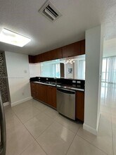 1800 N Bayshore Dr in Miami, FL - Building Photo - Building Photo